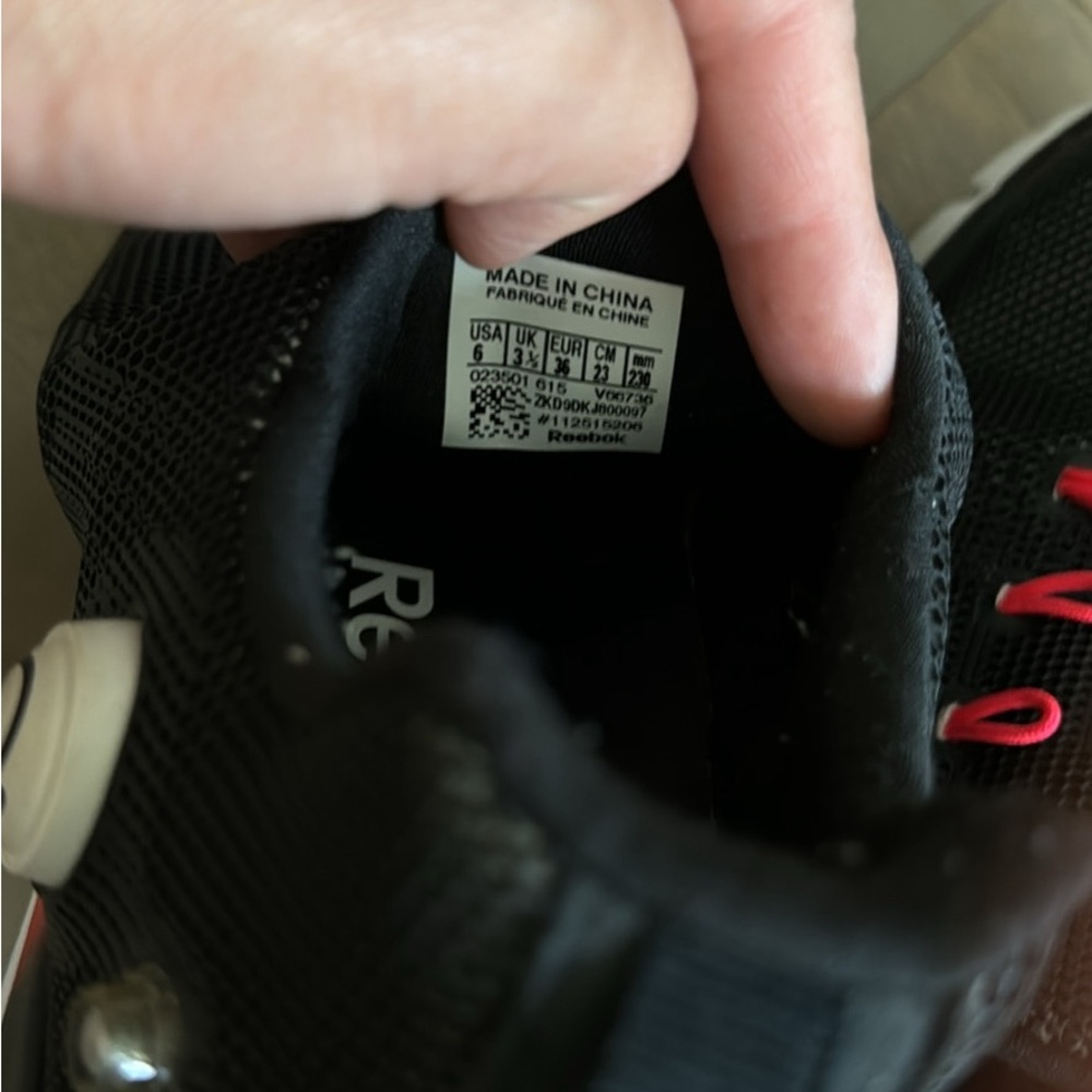 Reebok PUMP Sneakers Child Size 6. - Picture 5 of 5